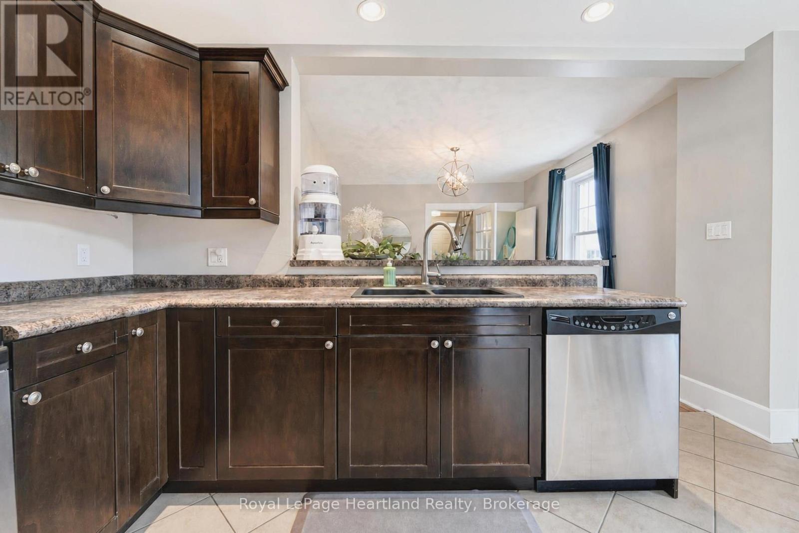 114 ELGIN AVENUE E - 18