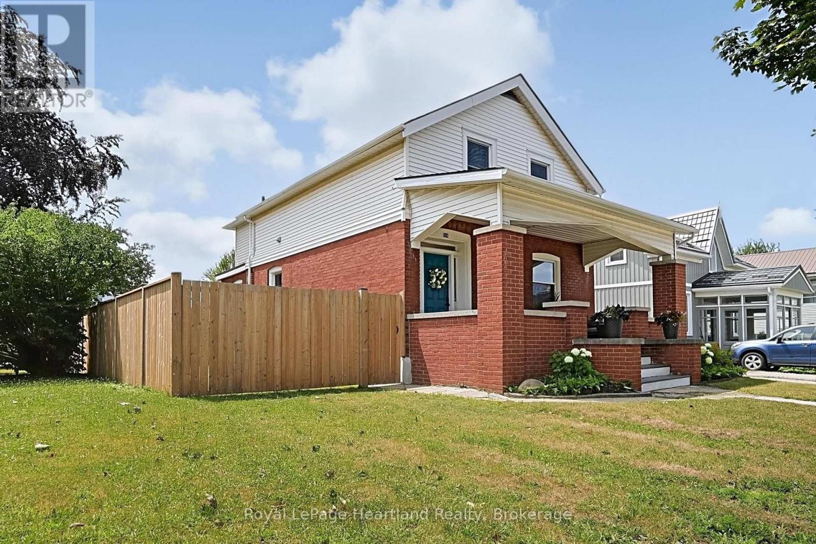 114 ELGIN AVENUE E - 3