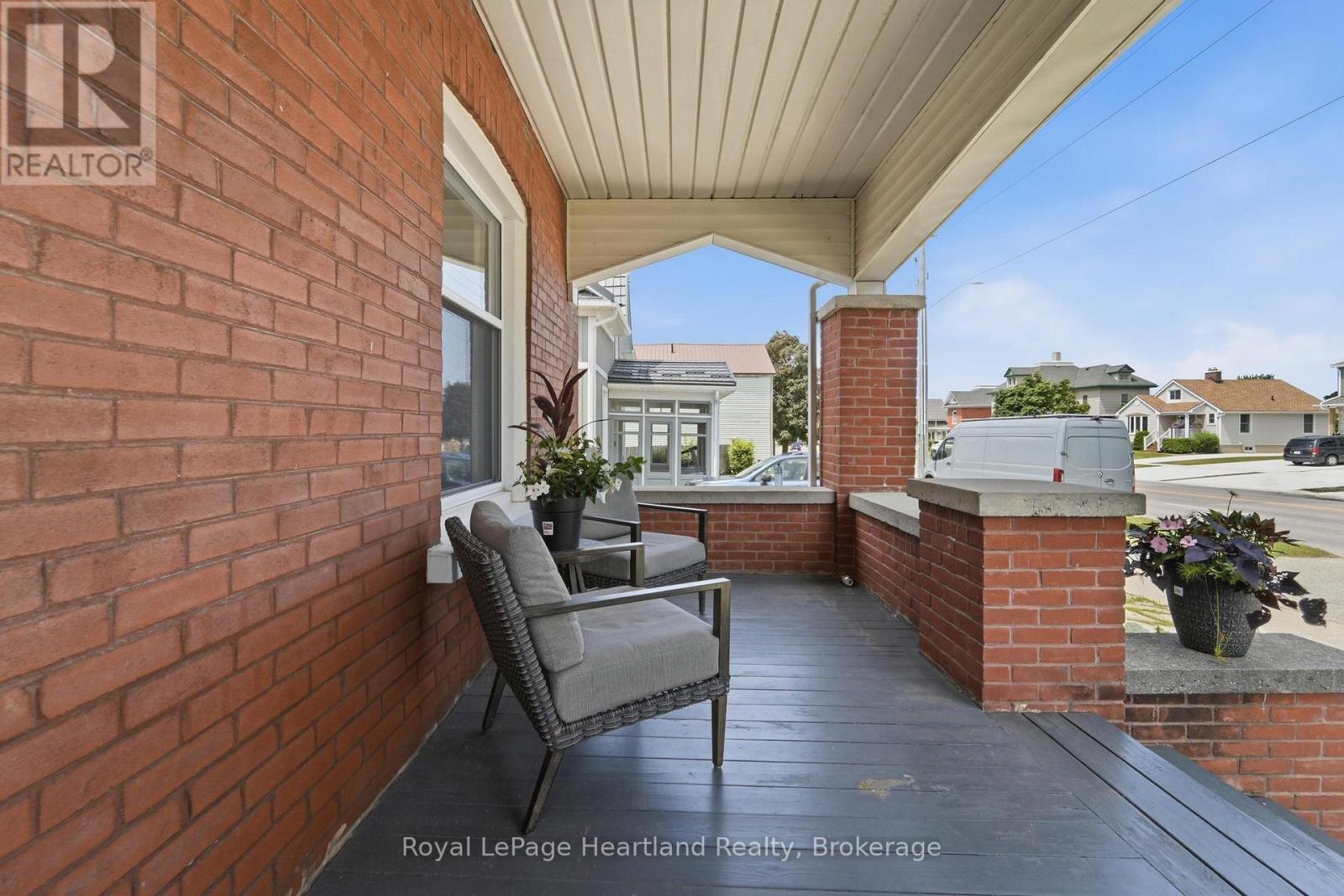 114 ELGIN AVENUE E - 34