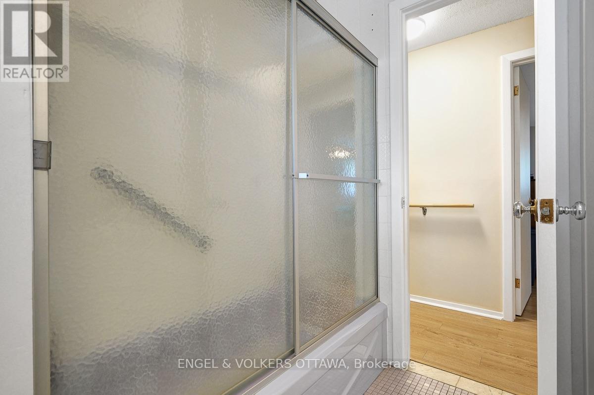 2695 HICKSON CRESCENT S - 24