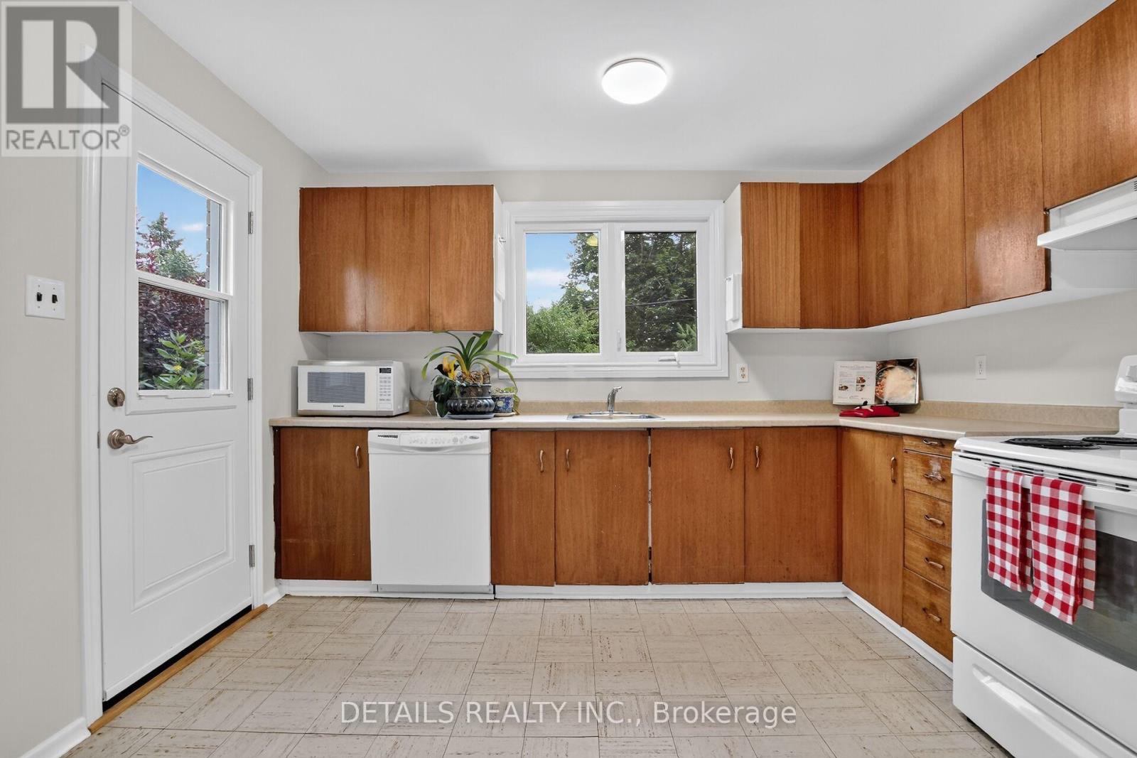 2193 FIFE CRESCENT - 21