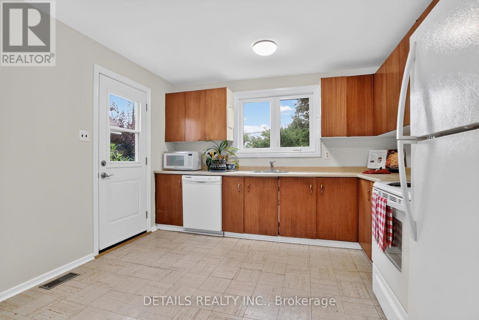 2193 FIFE CRESCENT - 22