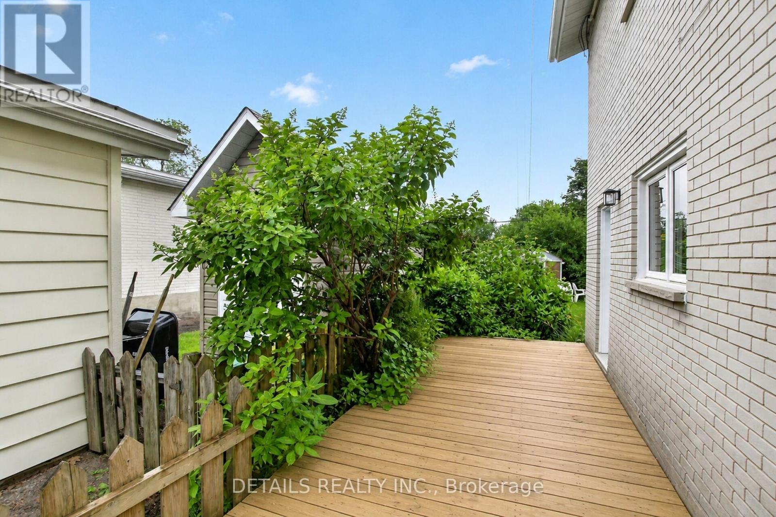 2193 FIFE CRESCENT - 23