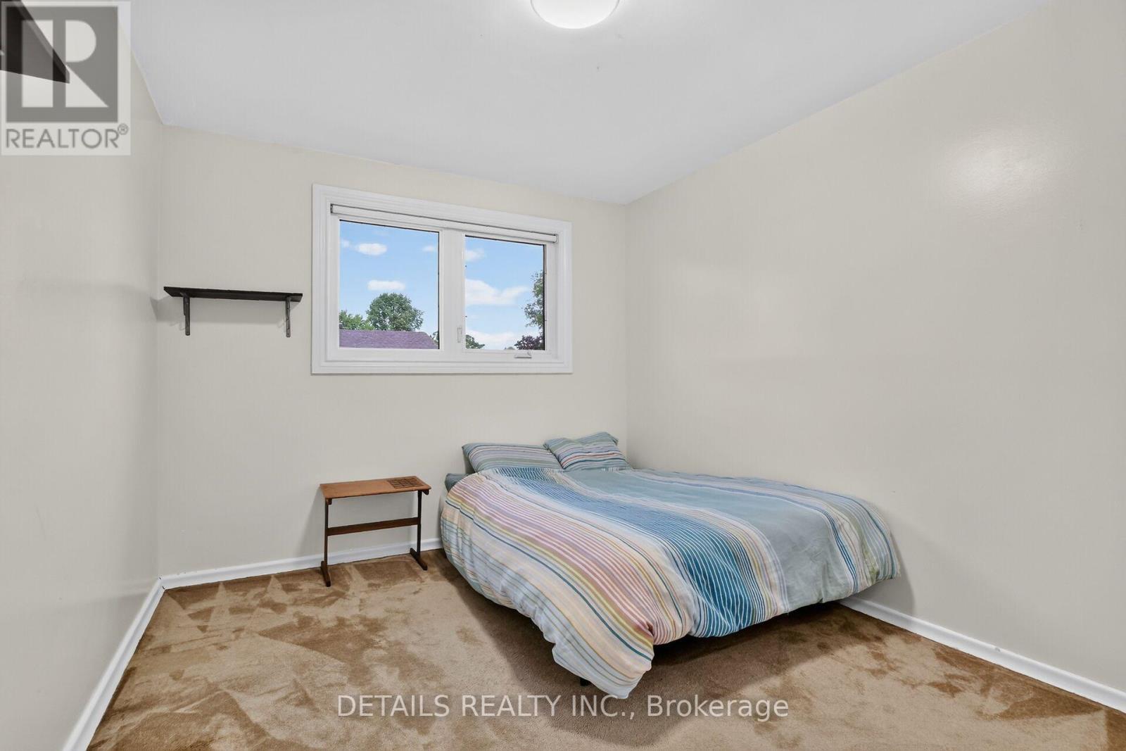 2193 FIFE CRESCENT - 34