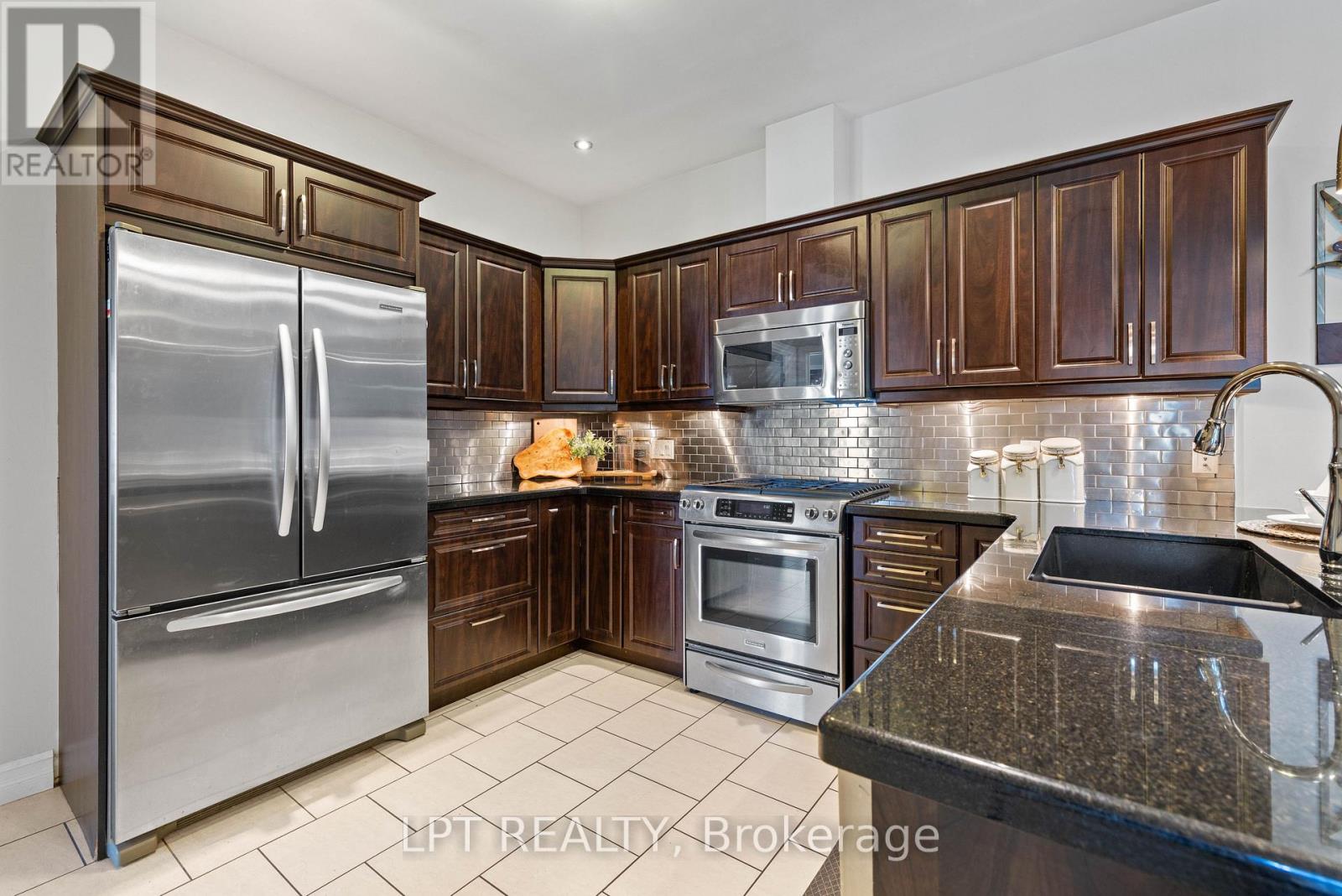 173 LAKE DRIVE E - 22