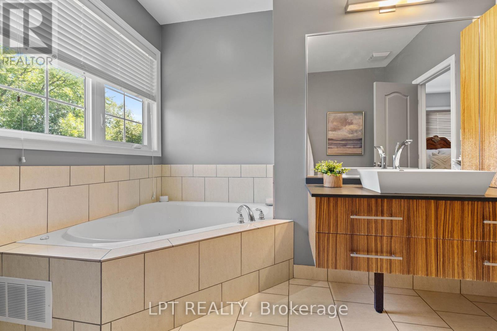 173 LAKE DRIVE E - 27