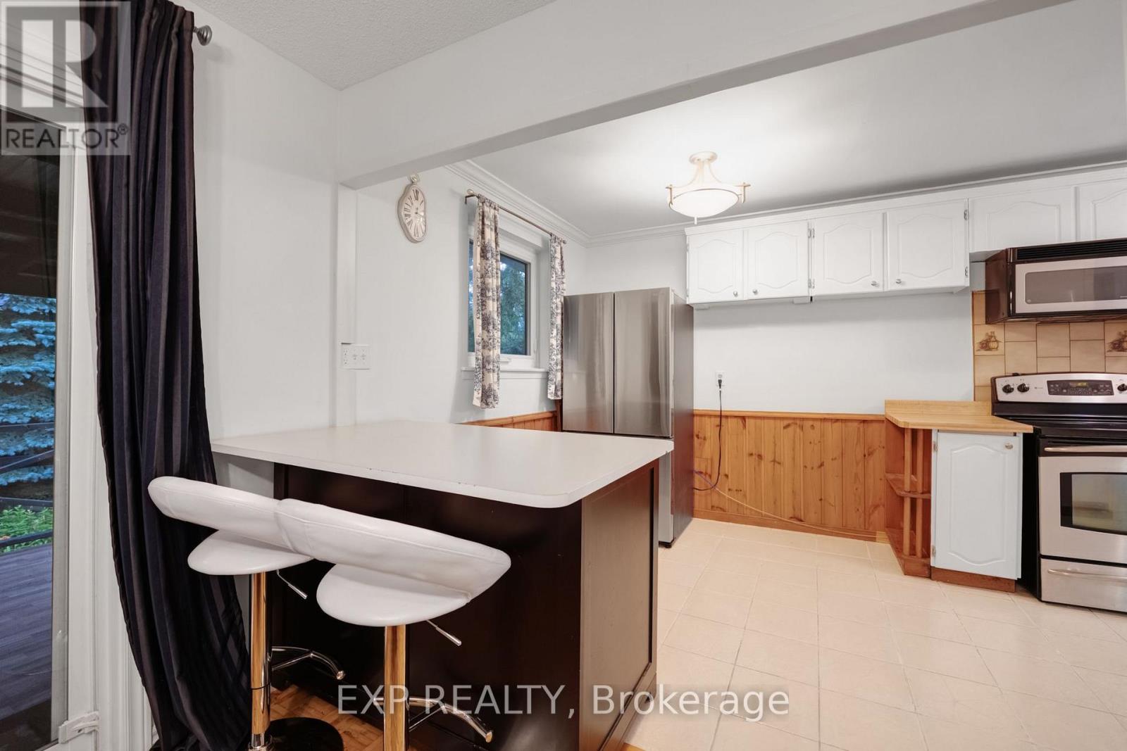 639 IRWIN CRESCENT - 10