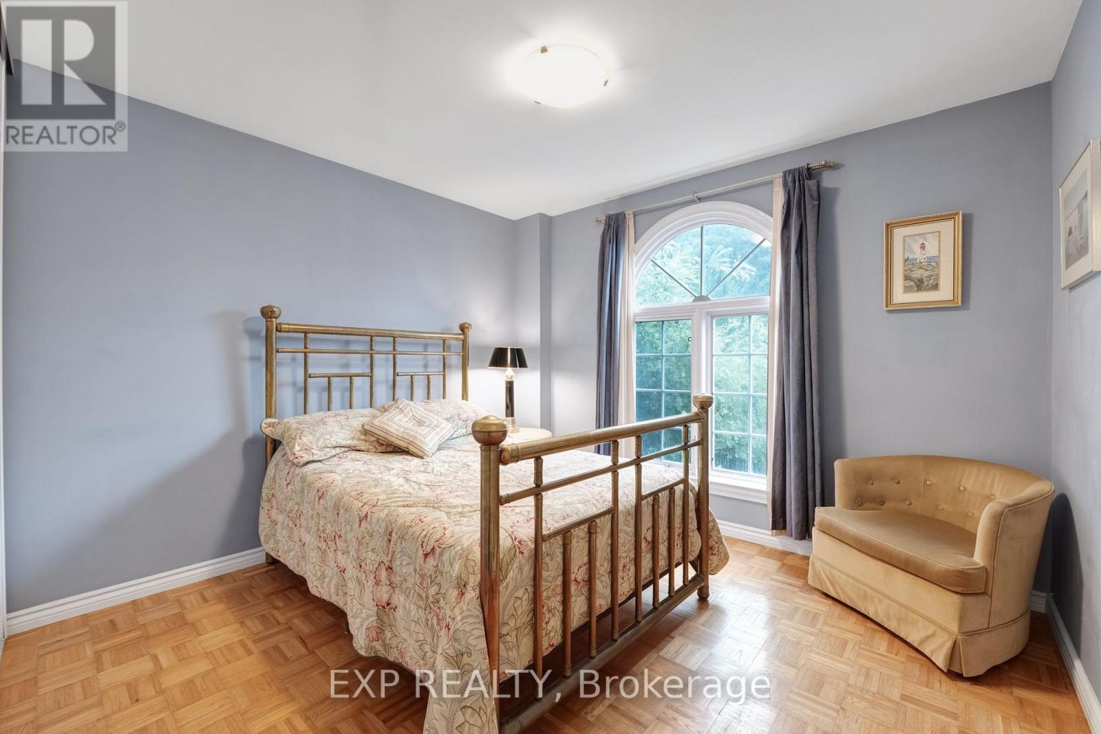 639 IRWIN CRESCENT - 21