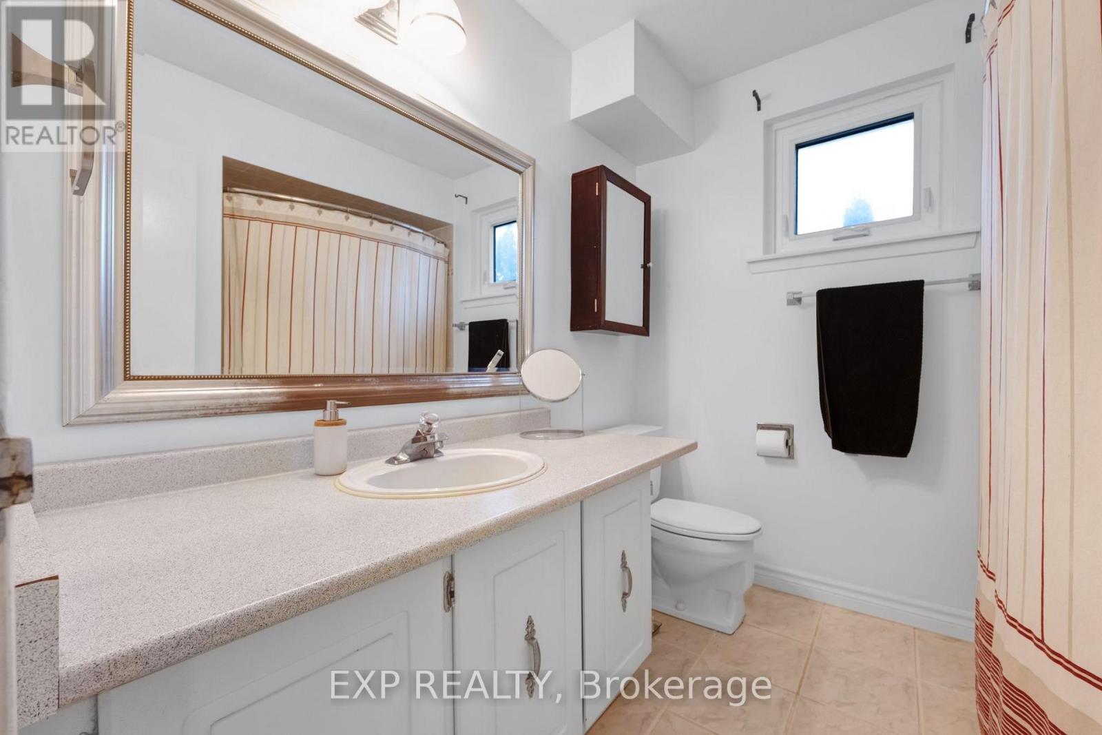 639 IRWIN CRESCENT - 23