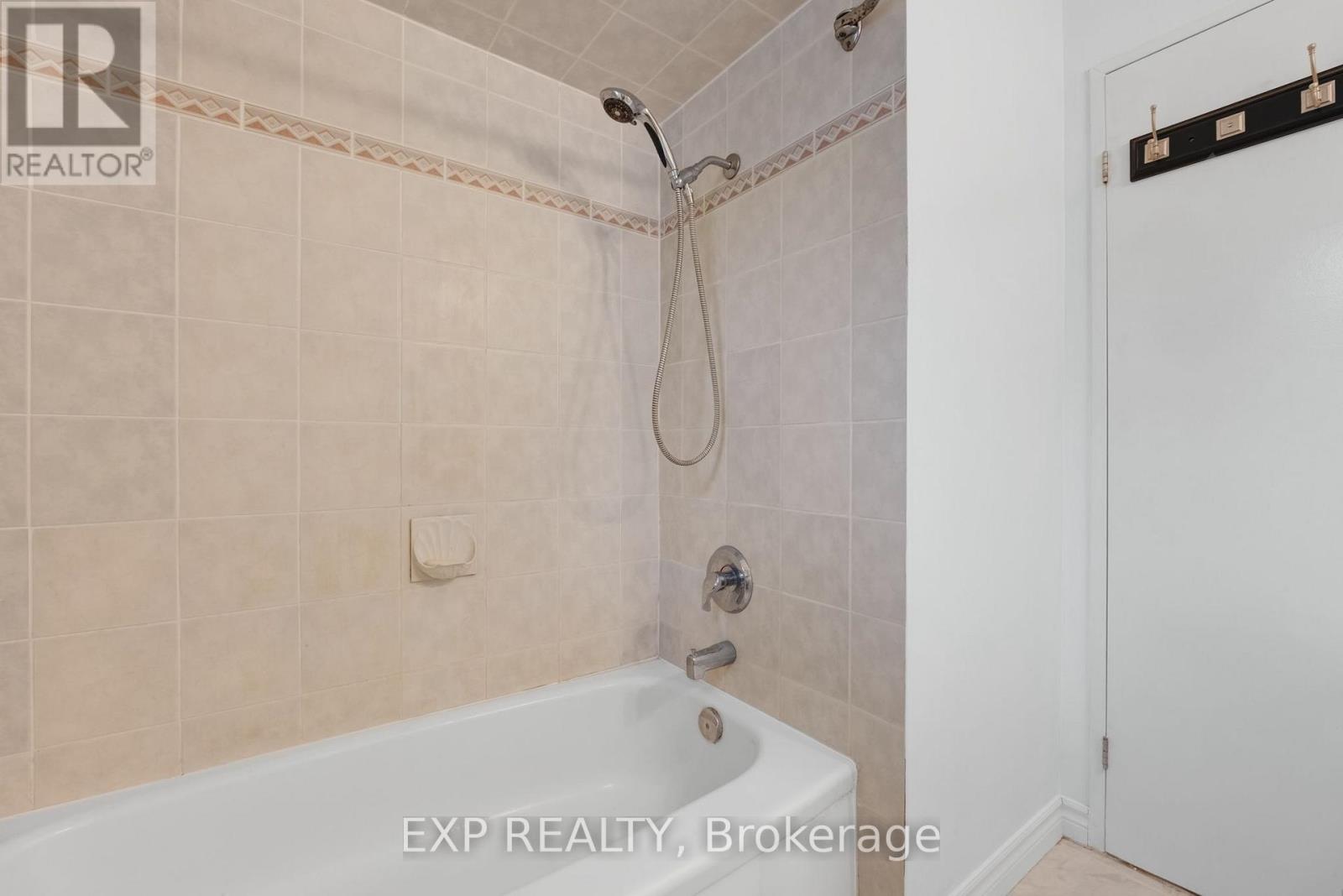 639 IRWIN CRESCENT - 24