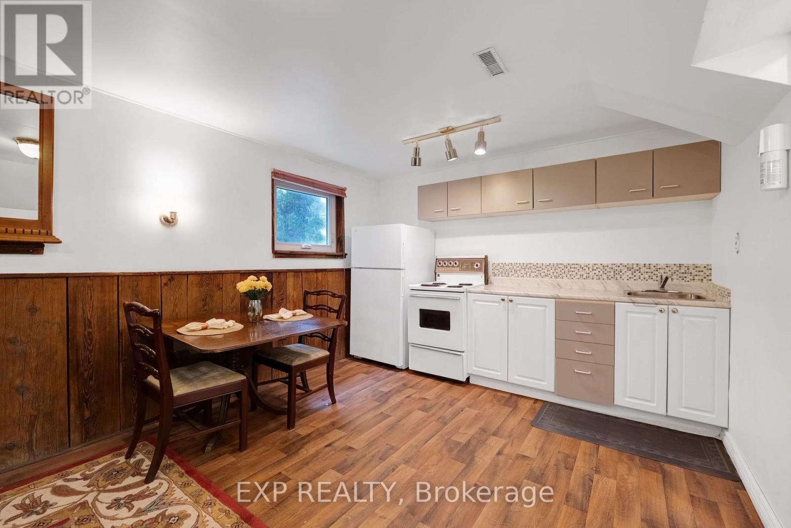639 IRWIN CRESCENT - 28