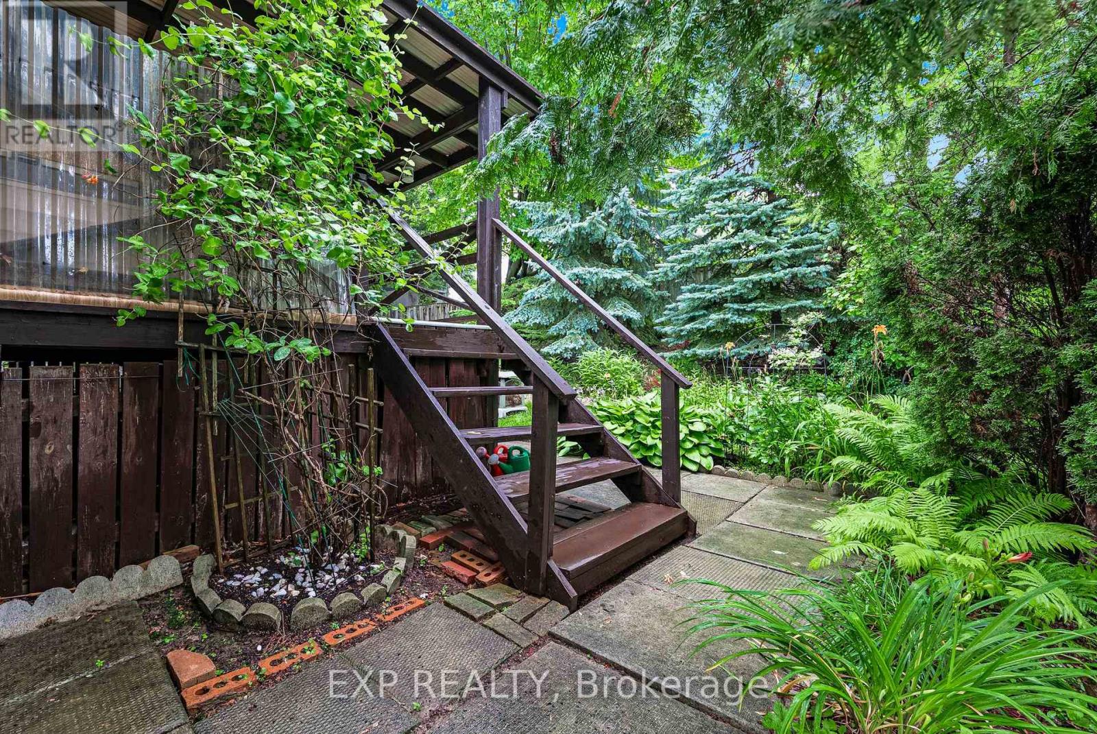 639 IRWIN CRESCENT - 34