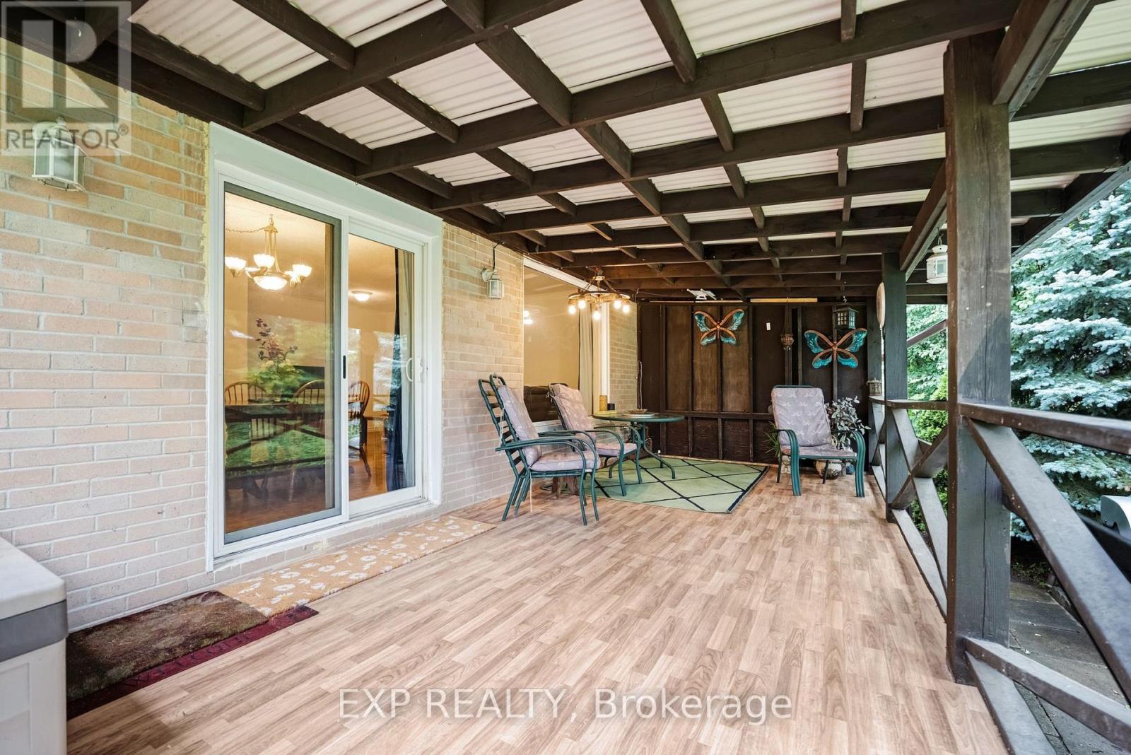 639 IRWIN CRESCENT - 35