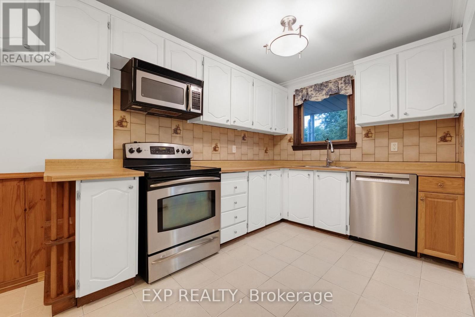639 IRWIN CRESCENT - 5