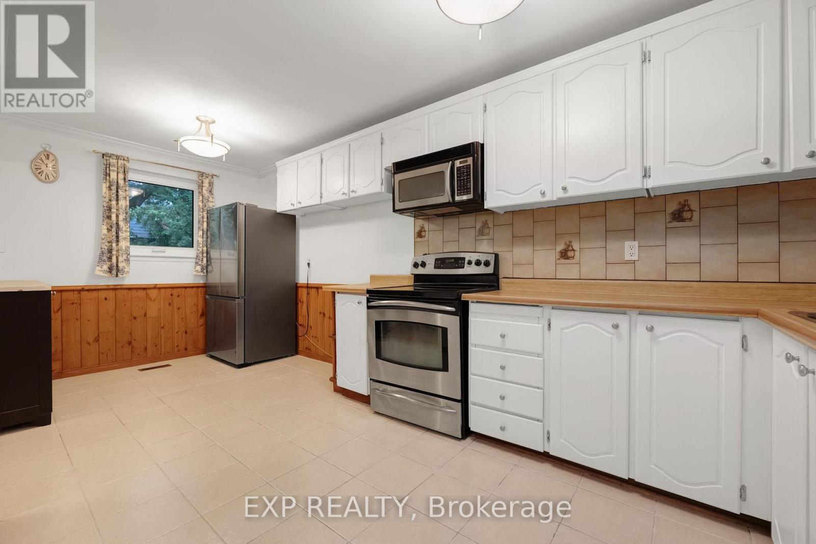 639 IRWIN CRESCENT - 7