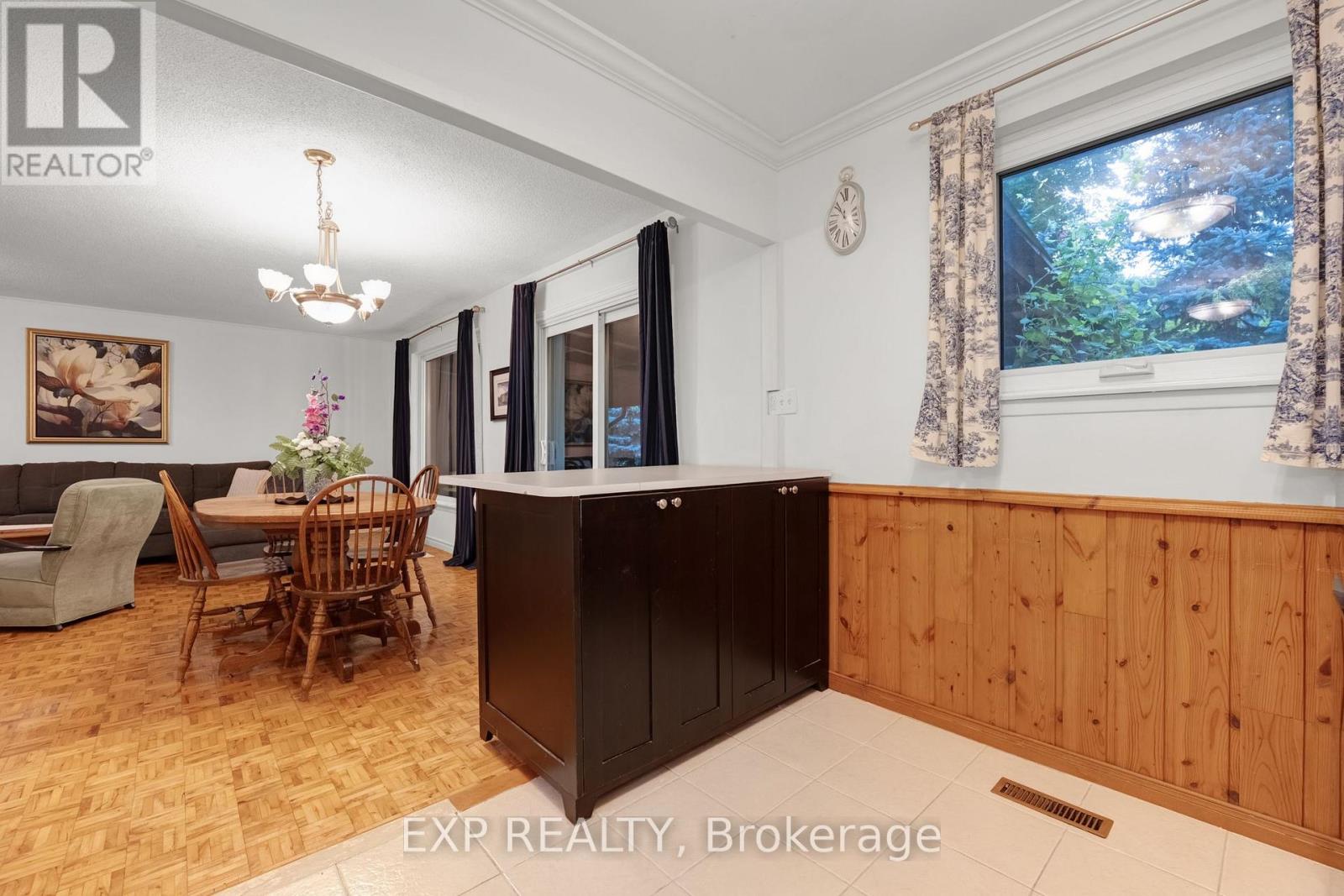 639 IRWIN CRESCENT - 9