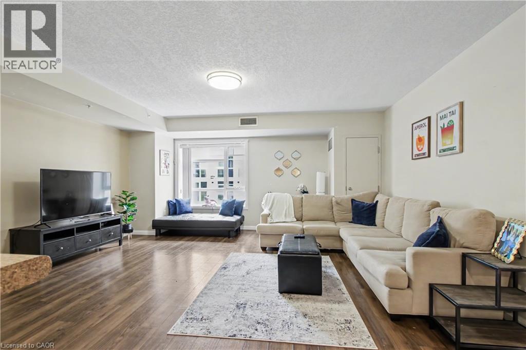 96 UNIVERSITY Avenue W - Image 12