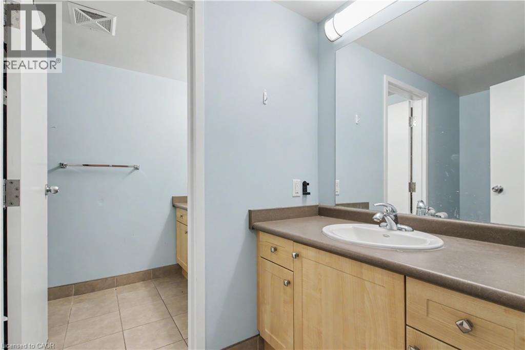 96 UNIVERSITY Avenue W - 7