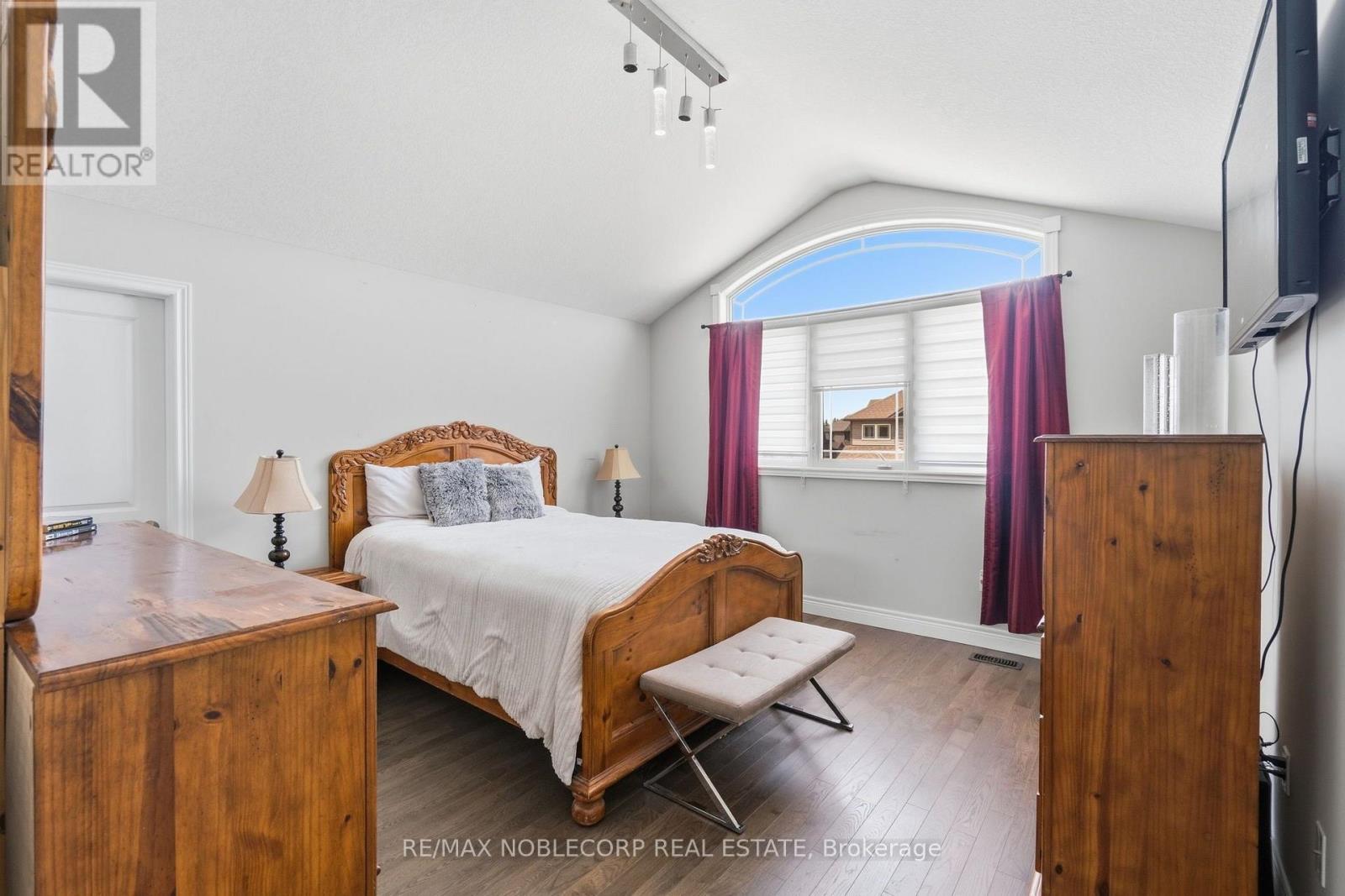 2 SPARROW CRESCENT - 21