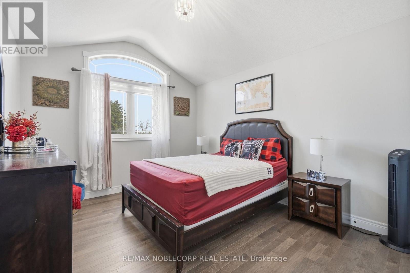 2 SPARROW CRESCENT - 22