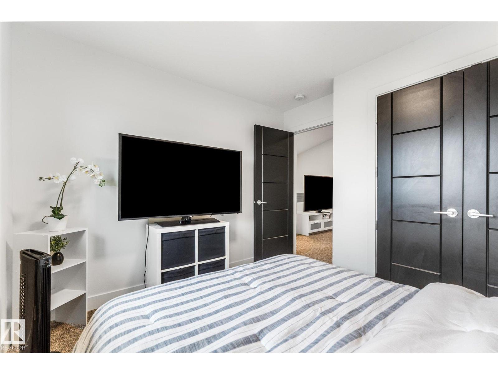 72 SPRUCE GARDENS CR - 32