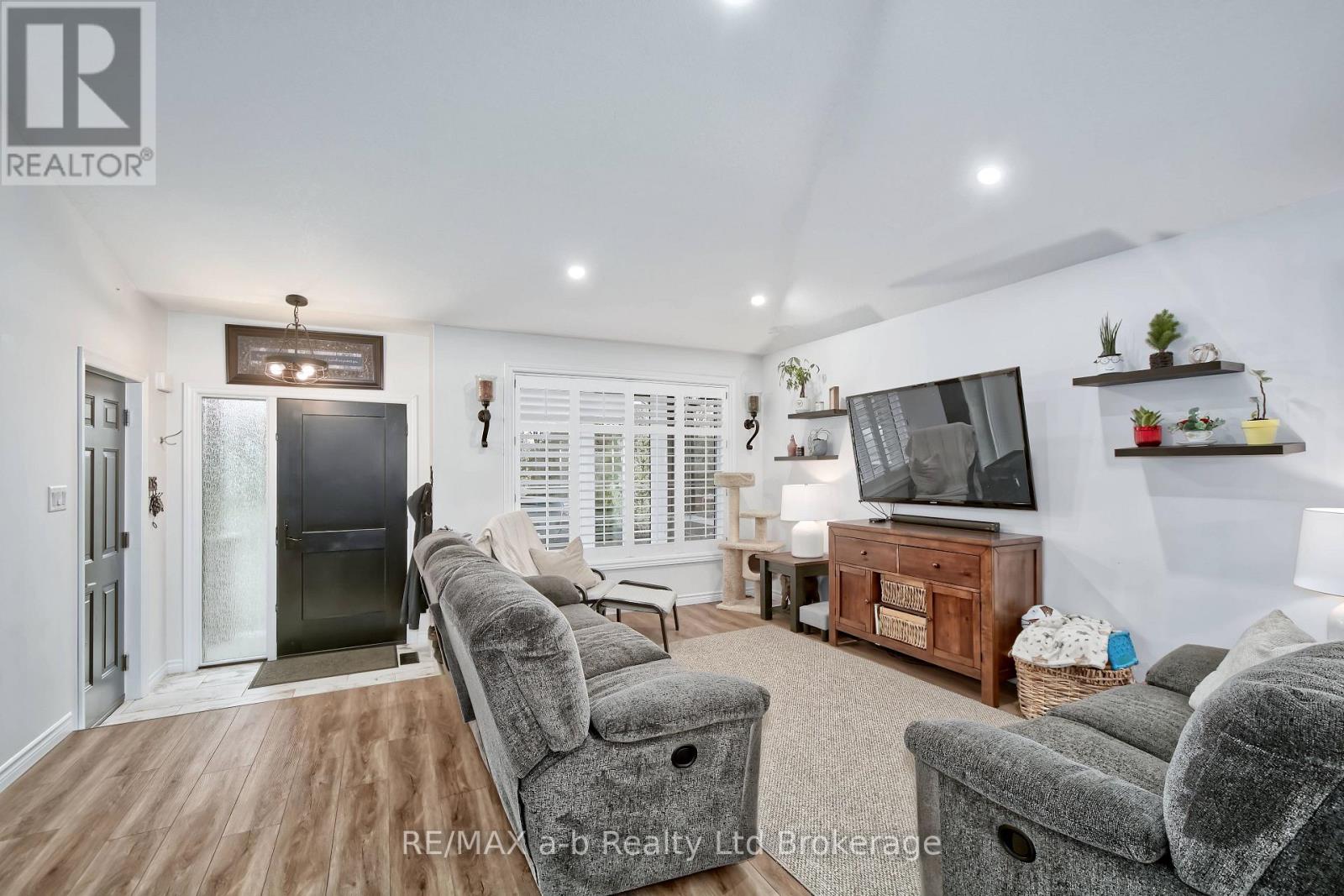 305 ROBINSON STREET - 12