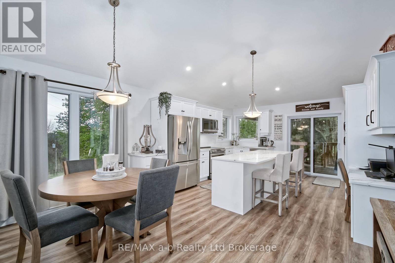 305 ROBINSON STREET - 6