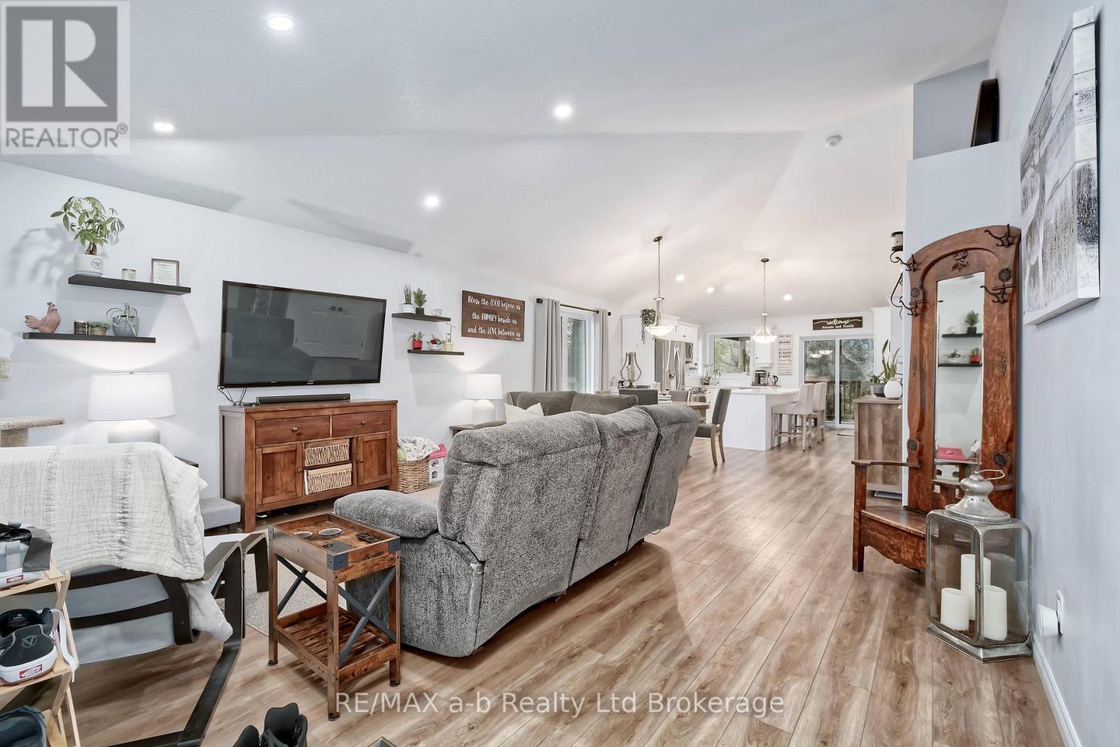305 ROBINSON STREET - 7