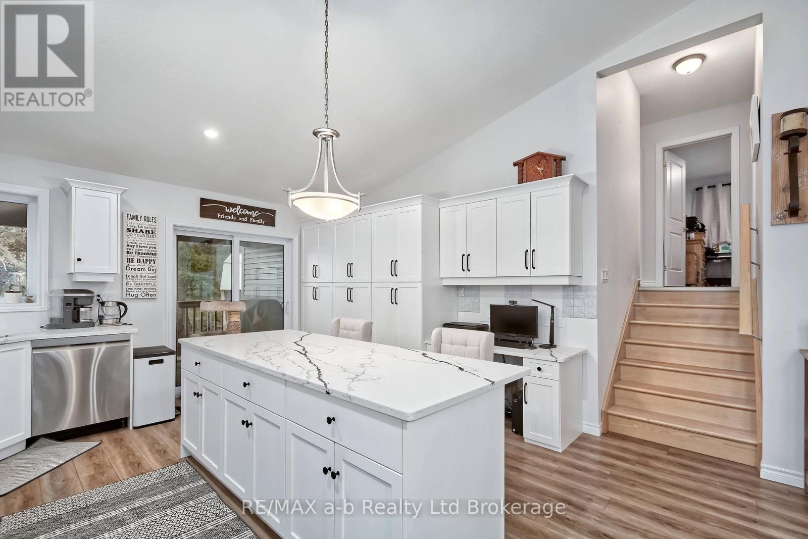 305 ROBINSON STREET - 9