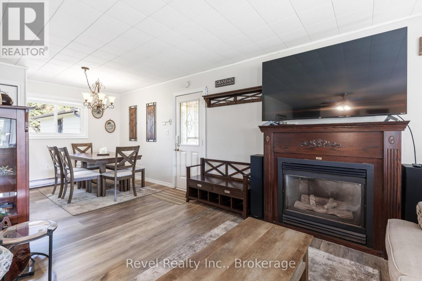133 VICTORIA DRIVE E - 10