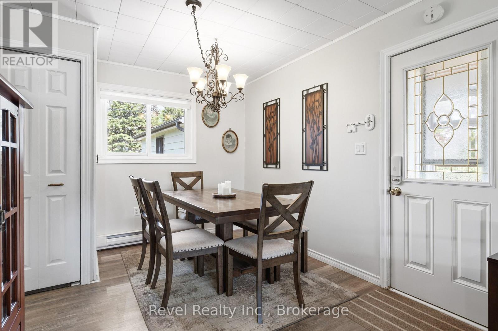 133 VICTORIA DRIVE E - 11