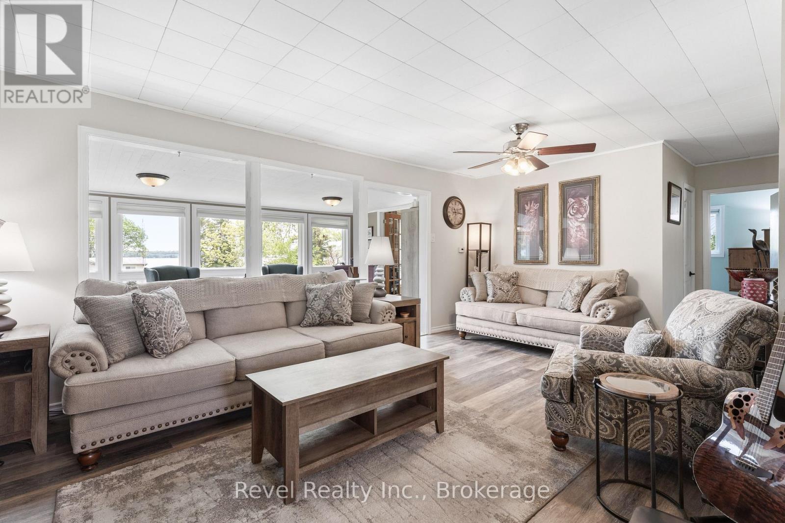 133 VICTORIA DRIVE E - 13