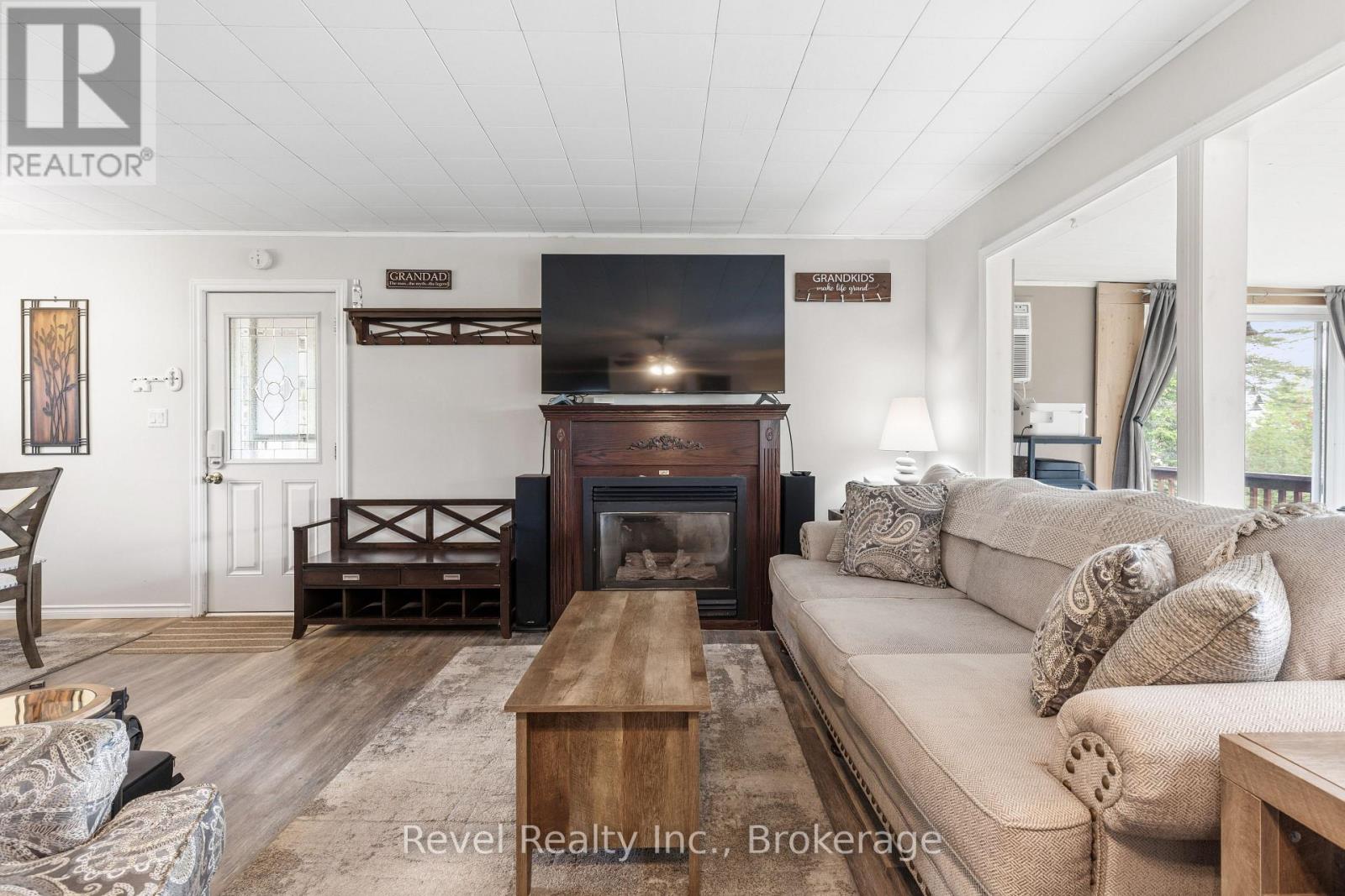 133 VICTORIA DRIVE E - 14