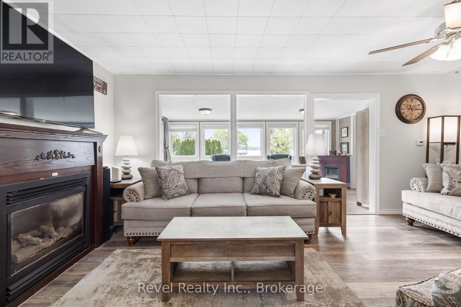 133 VICTORIA DRIVE E - 16
