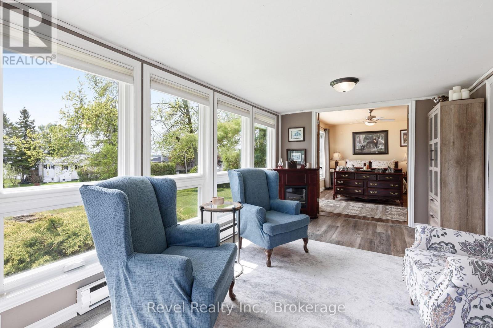 133 VICTORIA DRIVE E - 17