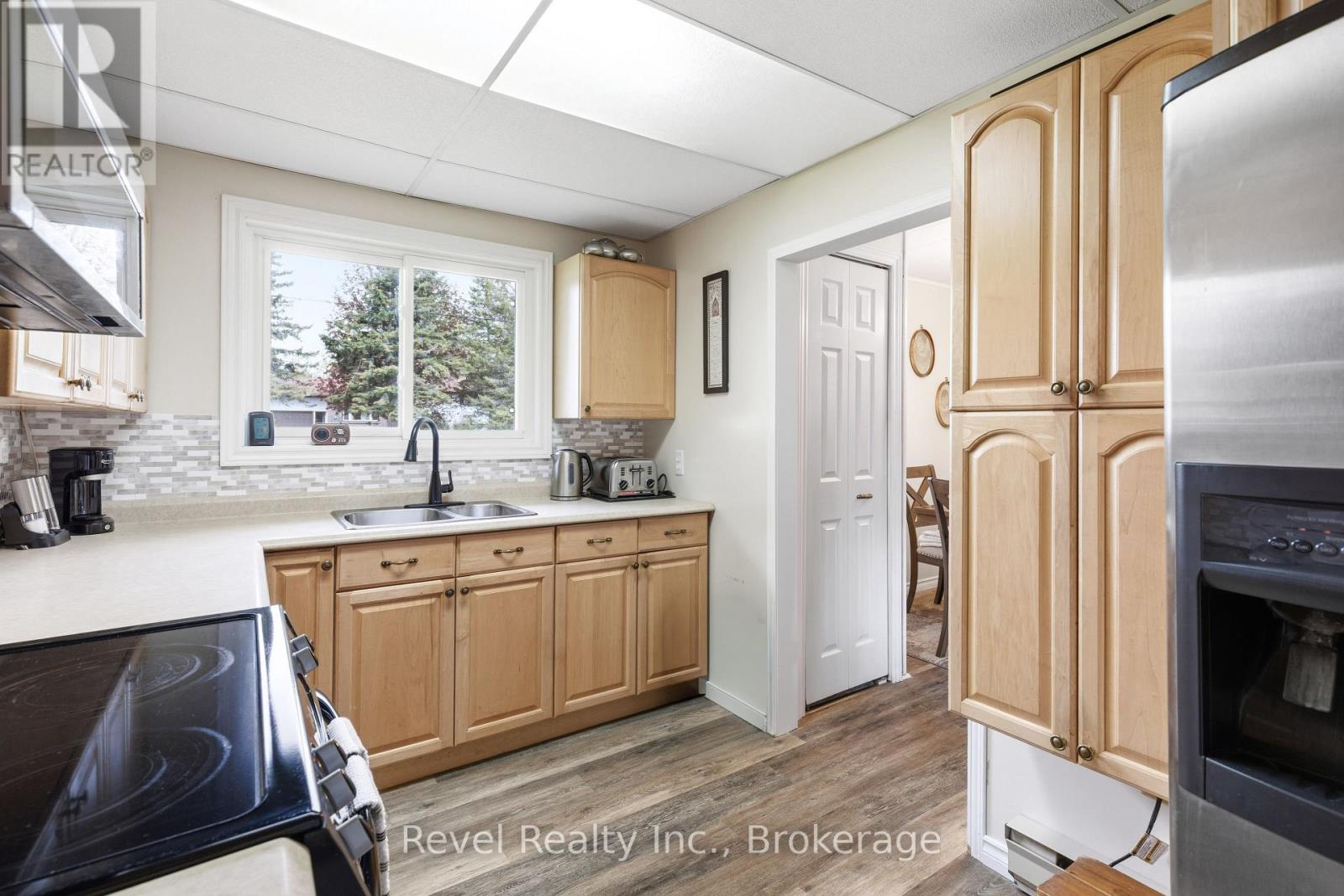 133 VICTORIA DRIVE E - 22