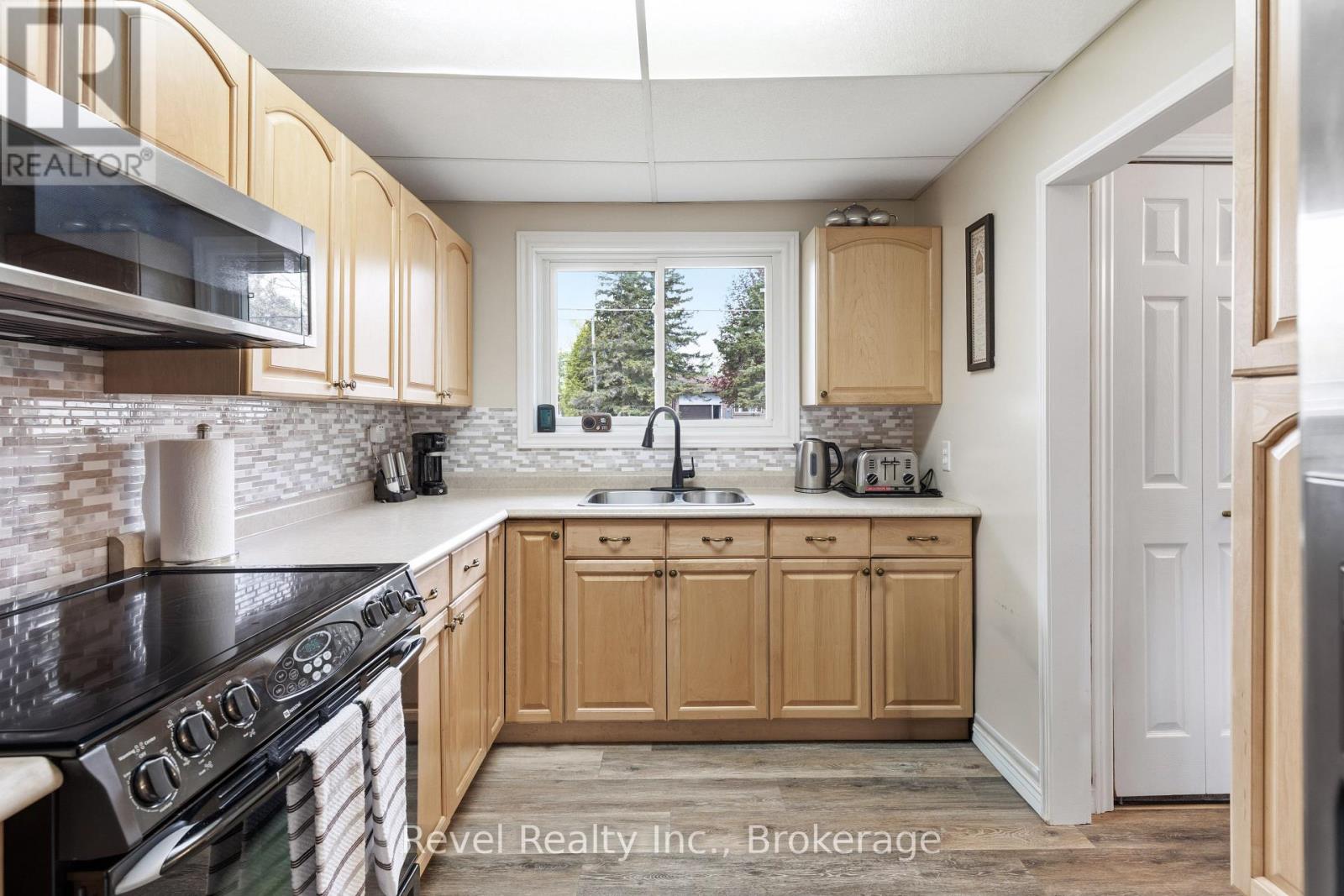133 VICTORIA DRIVE E - 24