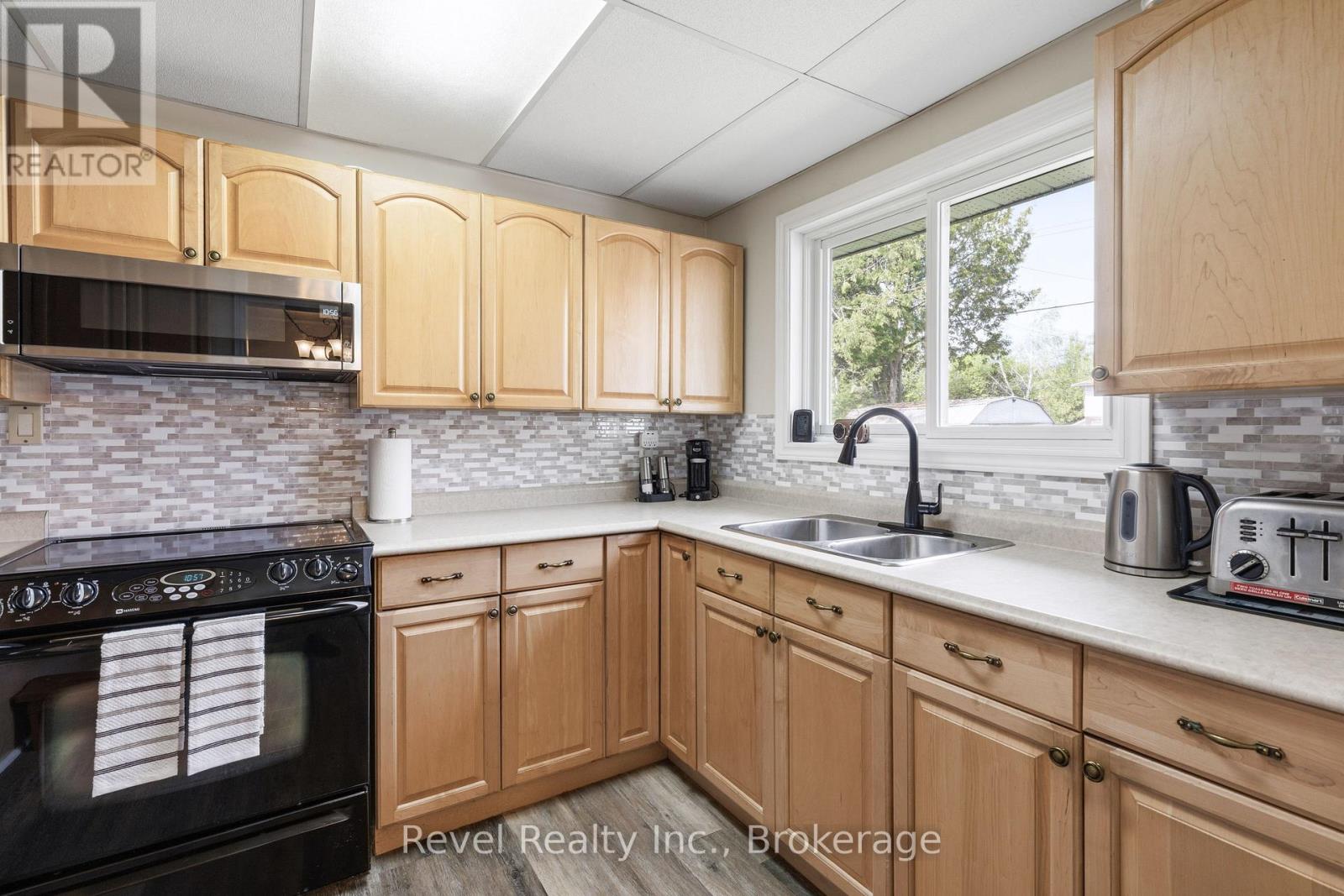 133 VICTORIA DRIVE E - 25