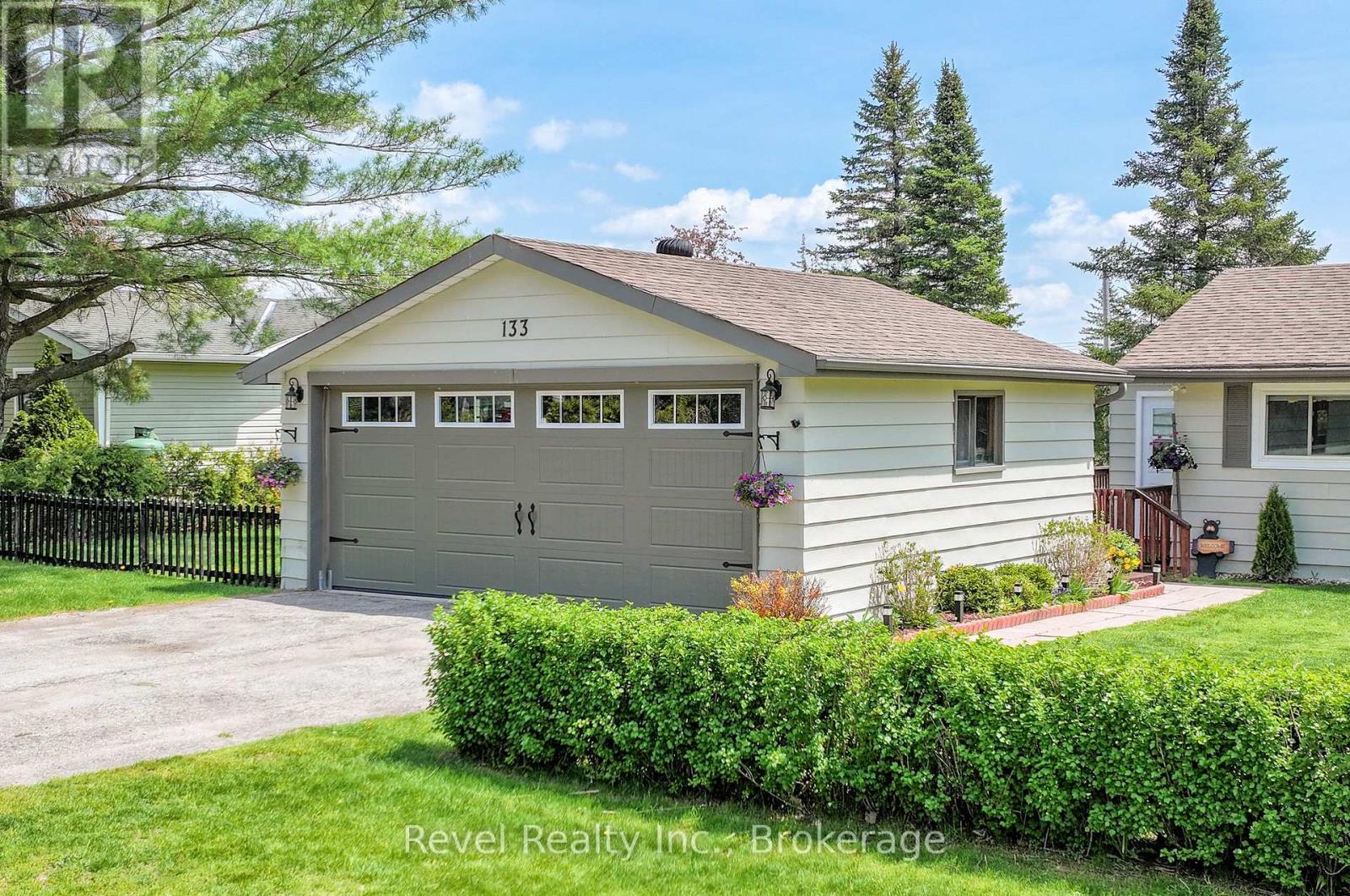133 VICTORIA DRIVE E - 5