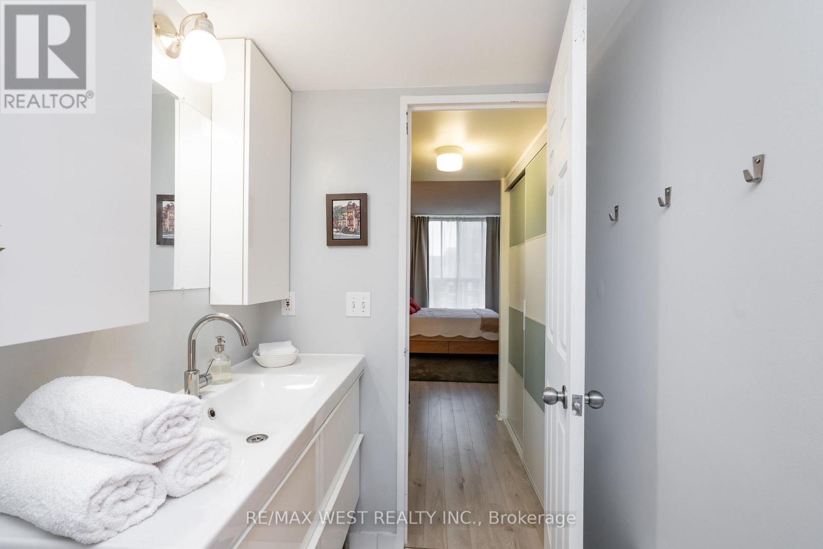 #749 24 SOUTHPORT STREET - 30