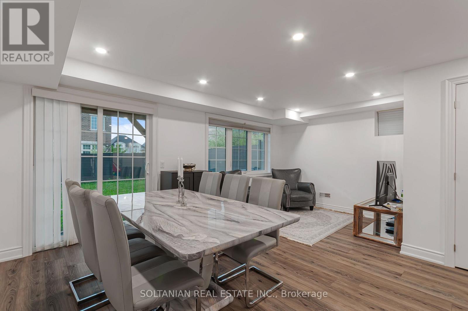 18 DRIZZEL CRESCENT - 22