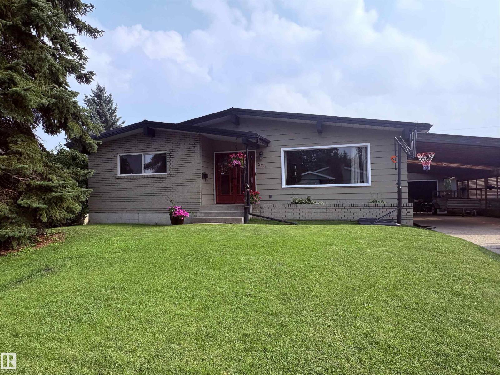 5411 44 Ave - 1