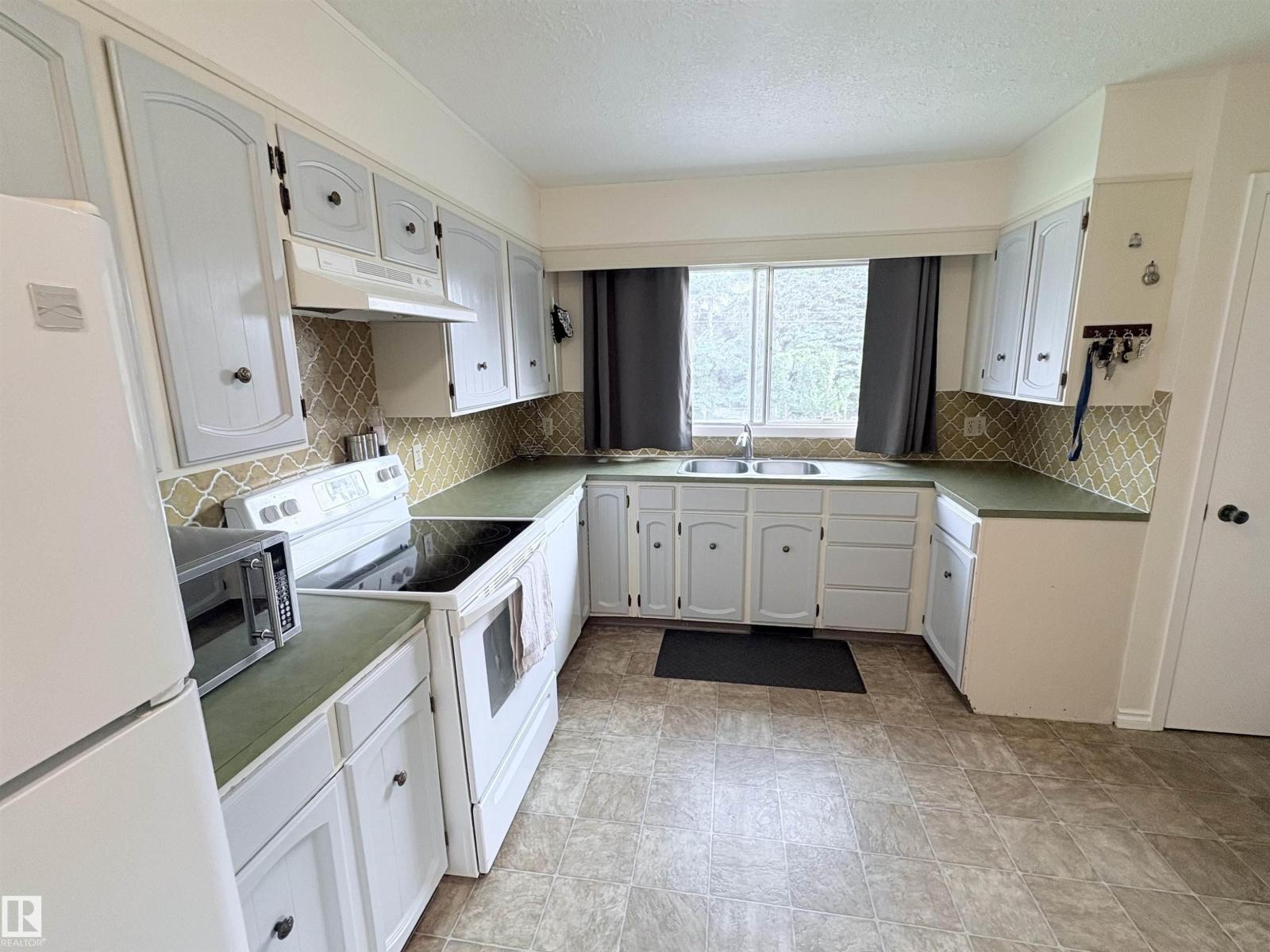 5411 44 Ave - 13