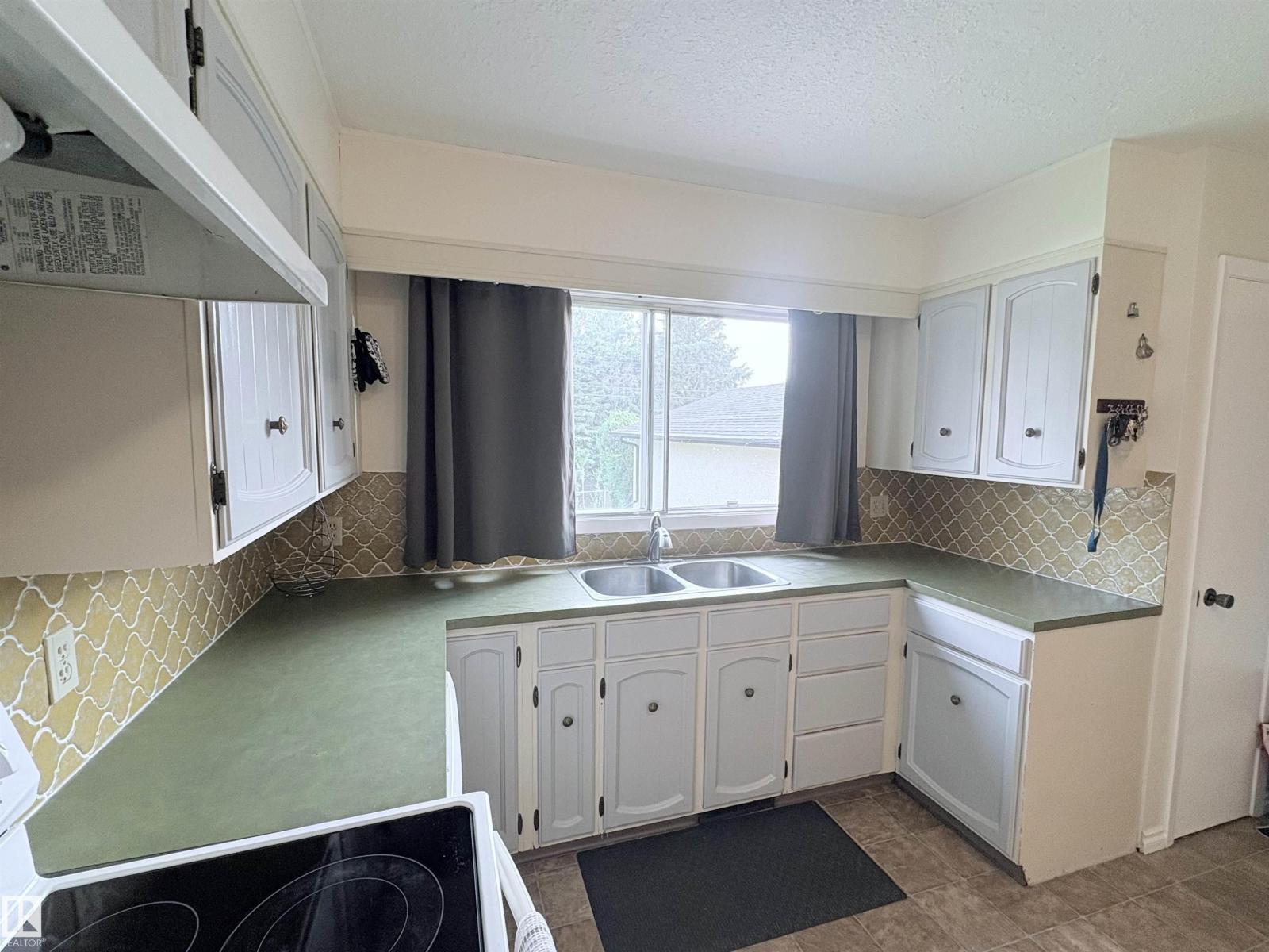 5411 44 Ave - 14