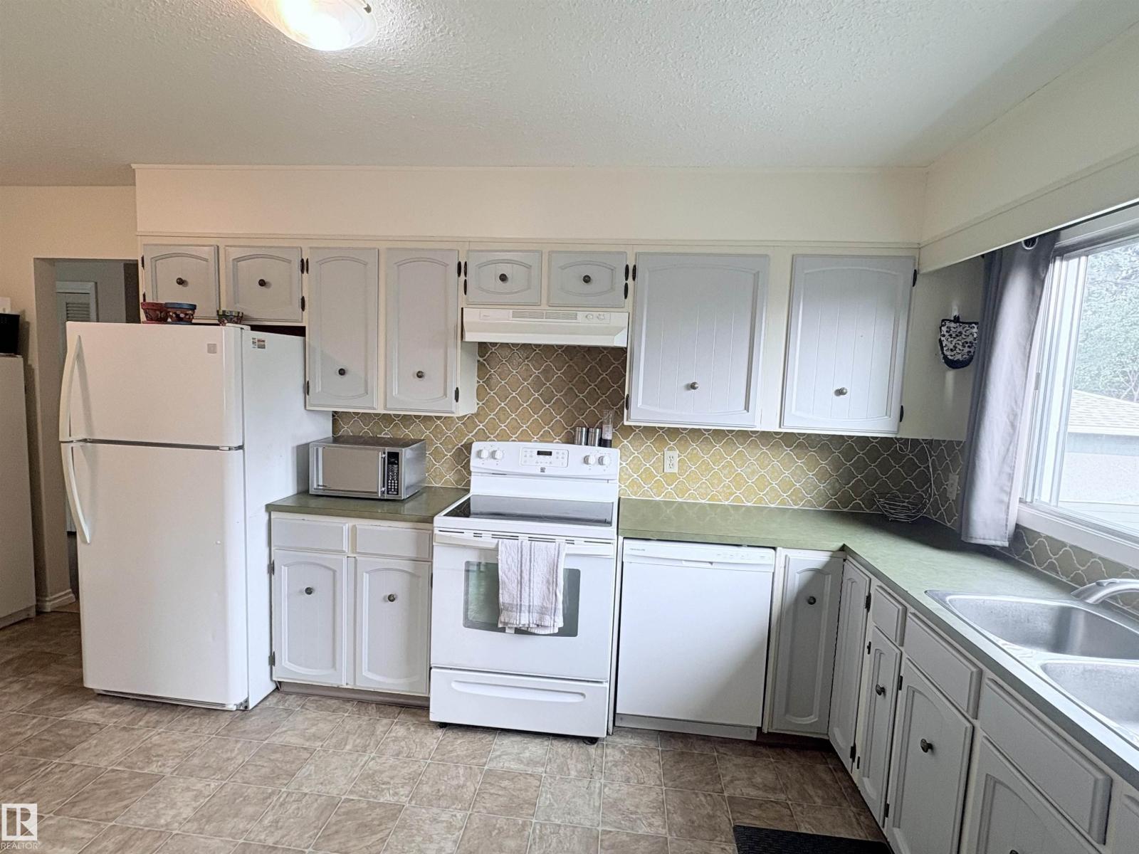 5411 44 Ave - 15