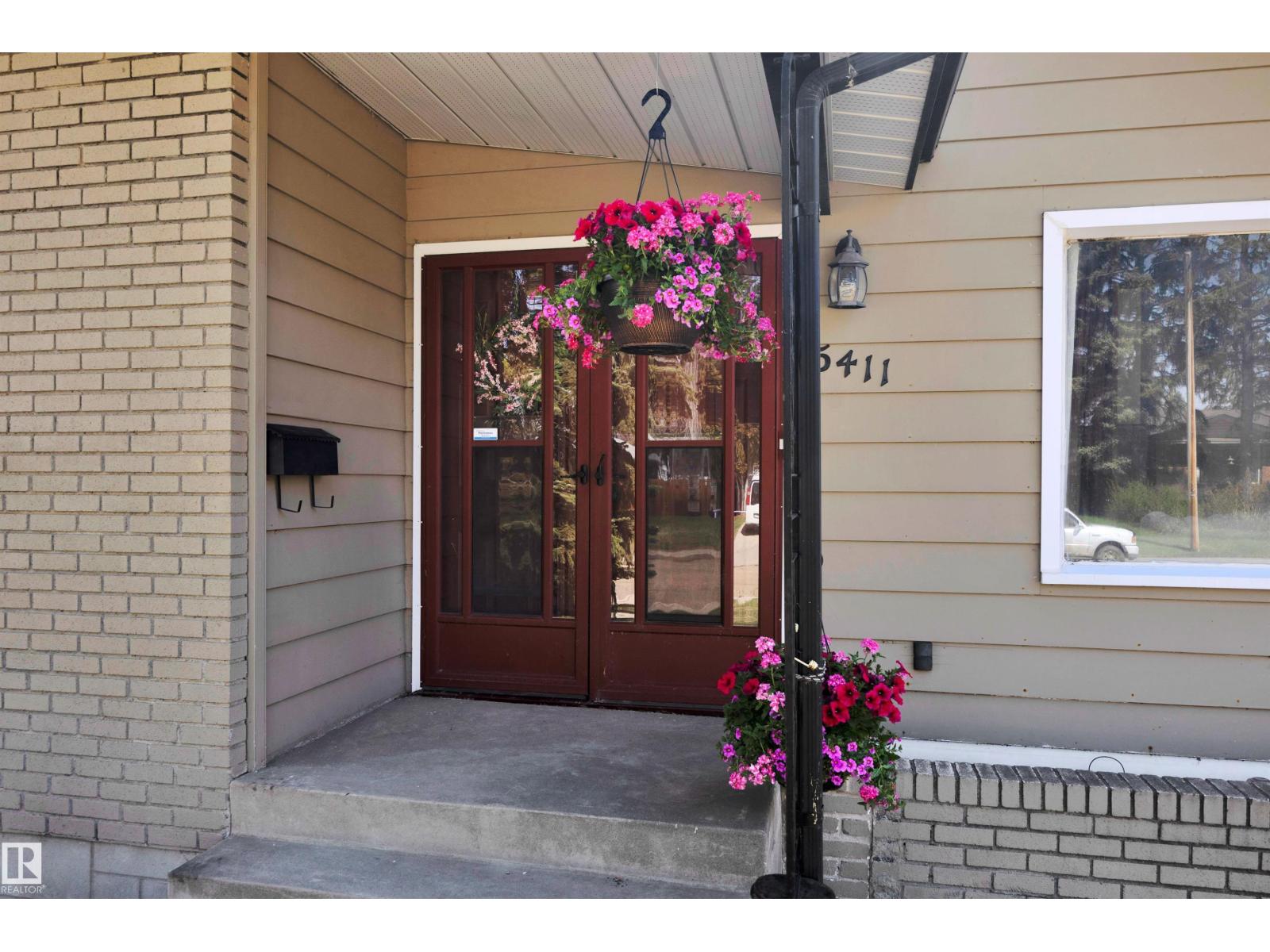 5411 44 Ave - 2