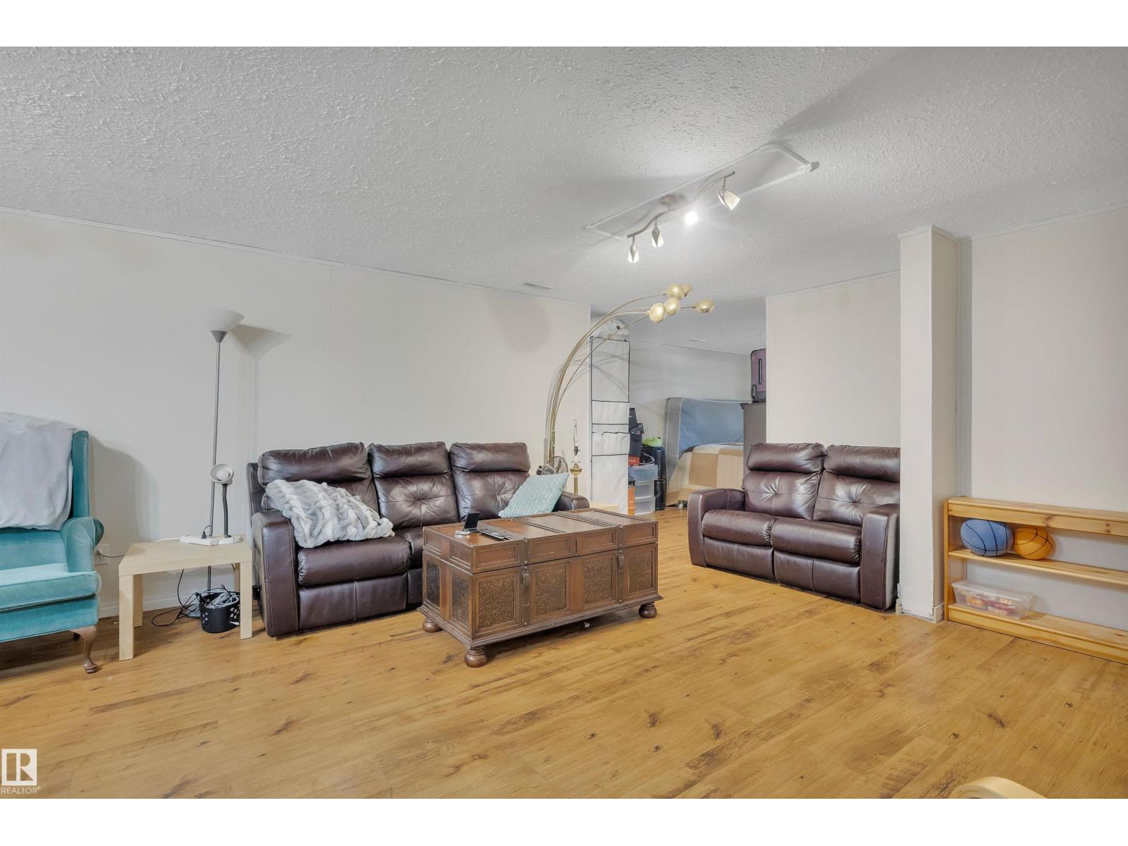 5411 44 Ave - 25