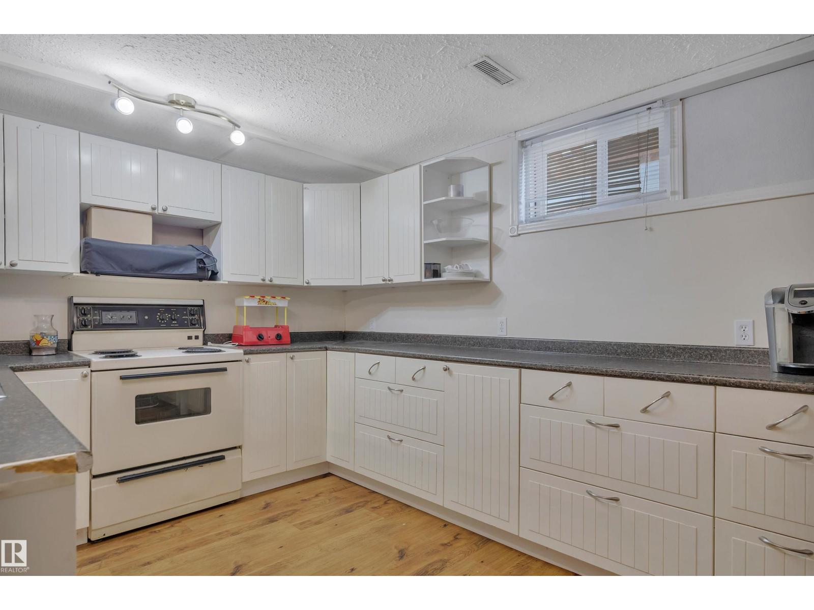 5411 44 Ave - 28