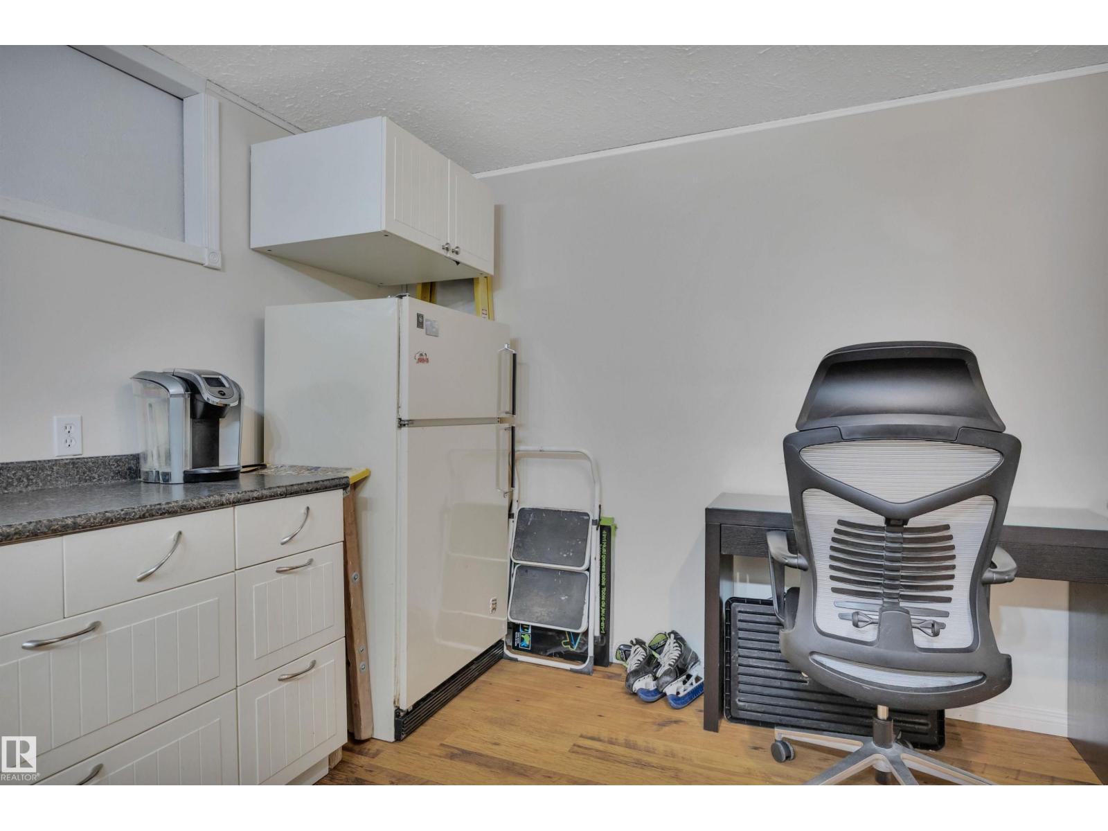 5411 44 Ave - 29