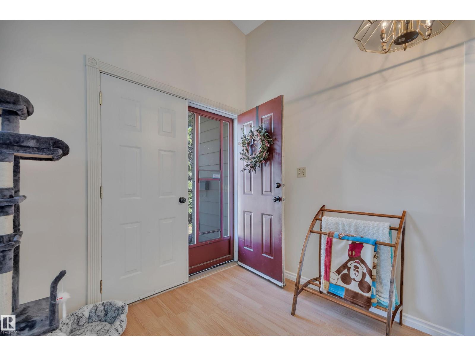 5411 44 Ave - 3